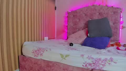 mila_grace_ online show from 13, 4, 2026