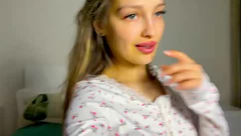 Snapshot of mileyy_cute chatting on 26, 2, 2026 mileyy_cute online show from 26, 2, 2026