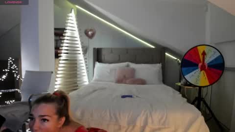 Snapshot of milfblondy chatting on 16, 1, 2025 Ingrid online show from 16, 1, 2025