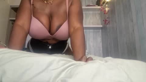 Snapshot of milkymarie1 chatting on 21, 11, 2025 Goddess Blackbeauty online show from 21, 11, 2025