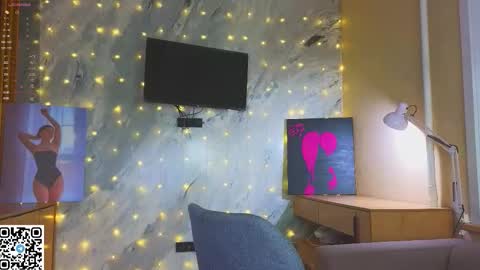 Snapshot of miss_bubbles chatting on 21, 12, 2025 Sandy online show from 21, 12, 2025