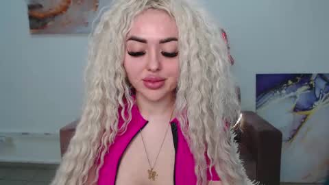 Snapshot of miss_kiten chatting on 4, 3, 2025 miss_kiten online show from 4, 3, 2025