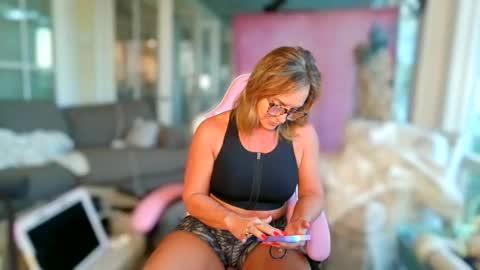 Snapshot of missbehavinxoxo chatting on 22, 10, 2025 MissBehavinxoxo online show from 22, 10, 2025