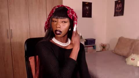 Emilie Diaz online show from 3, 12, 2025