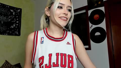 Miss Luna online show from 21, 2, 2025