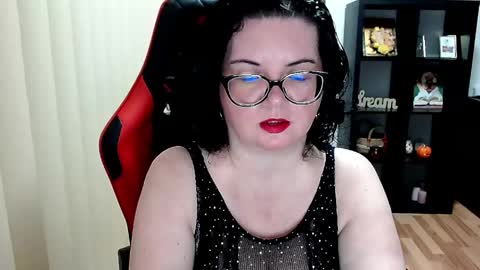 Snapshot of misstruble chatting on 2, 4, 2026 MissTruble online show from 2, 4, 2026