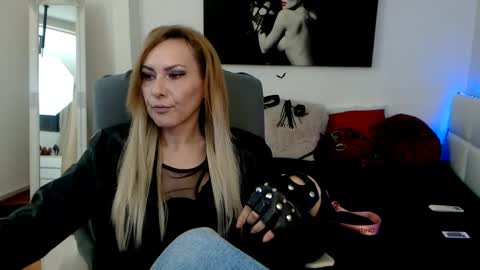MistressEvelyn  online show from 14, 1, 2025