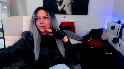 MistressEvelyn  online show from 31, 1, 2025