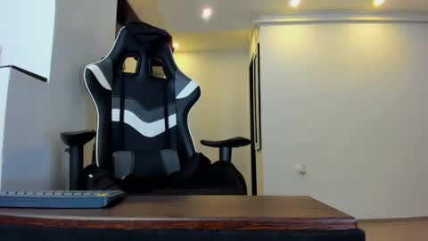 Snapshot of mistresskenda chatting on 1, 3, 2026 Mistress KiRa online show from 1, 3, 2026