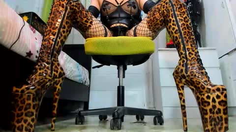 Tiffany online show from 15, 11, 2025