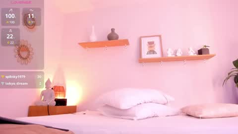 M o L l i E  online show from 12, 2, 2025