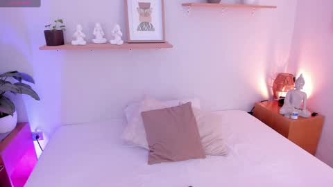 M o L l i E  online show from 14, 2, 2025