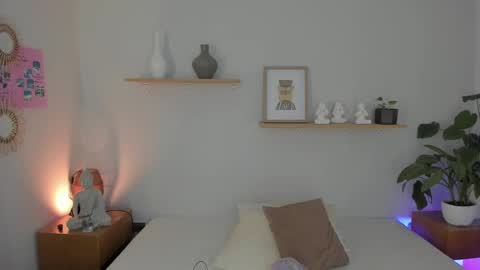 M o L l i E  online show from 4, 3, 2025