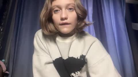 Snapshot of molly_poly chatting on 12, 11, 2025 molly_poly online show from 12, 11, 2025