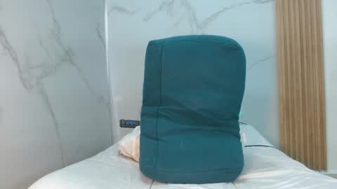  MOLLY  GUNSG online show from 5, 10, 2025