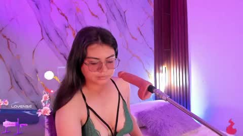 Snapshot of mollylewis18 chatting on 4, 5, 2026 New girl Emily Valentina Michelle online show from 4, 5, 2026