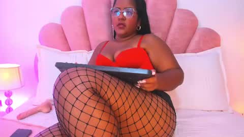 Snapshot of mommy_huge_ass chatting on 4, 7, 2026 Victoria online show from 4, 7, 2026