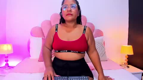 Snapshot of mommy_huge_ass chatting on 6, 7, 2026 Victoria online show from 6, 7, 2026