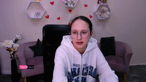 Mona  online show from 4, 3, 2025