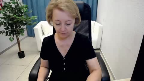 Snapshot of mona_w chatting on 7, 6, 2026 Mona online show from 7, 6, 2026