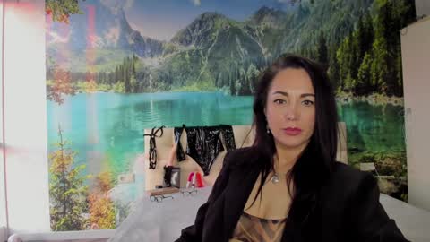 monica_weisss online show from 14, 1, 2025