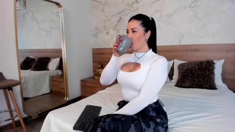 Monique  online show from 16, 2, 2025