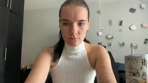 Snapshot of moniquerinn chatting on 15, 4, 2026 Rose online show from 15, 4, 2026