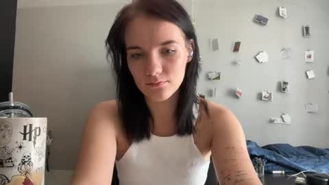 Snapshot of moniquerinn chatting on 16, 4, 2026 Rose online show from 16, 4, 2026