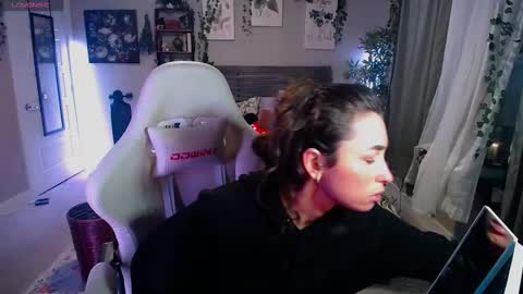 Lydia Mooney online show from 30, 1, 2025