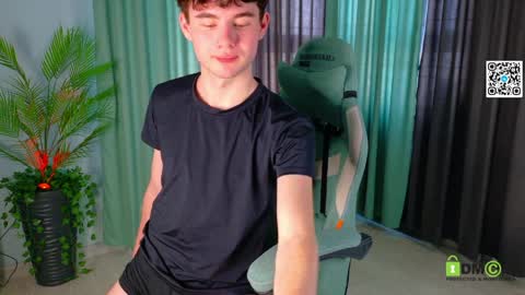 moon_gloww online show from 6, 4, 2026