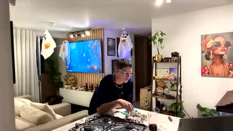   online show from 1, 11, 2025