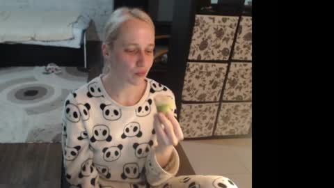 Snapshot of mrsluck chatting on 19, 4, 2026 Sasha online show from 19, 4, 2026