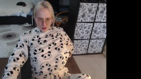 Snapshot of mrsluck chatting on 24, 4, 2026 Sasha online show from 24, 4, 2026