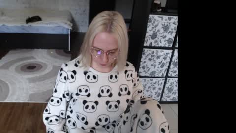 Snapshot of mrsluck chatting on 26, 4, 2026 Sasha online show from 26, 4, 2026