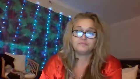 Snapshot of msrobinsonshood chatting on 22, 11, 2025 MissRobinson online show from 22, 11, 2025
