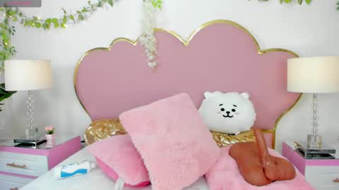 NahiaraReina  online show from 17, 9, 2025