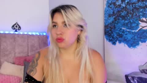 Snapshot of naomisanz_ chatting on 23, 4, 2026 Laura online show from 23, 4, 2026