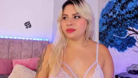 Snapshot of naomisanz_ chatting on 28, 4, 2026 Laura online show from 28, 4, 2026