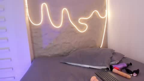 I am Naomy online show from 18, 11, 2025