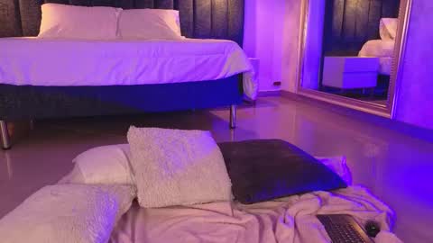 Juli  online show from 11, 3, 2025