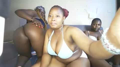 nellyeluxe online show from 13, 4, 2026