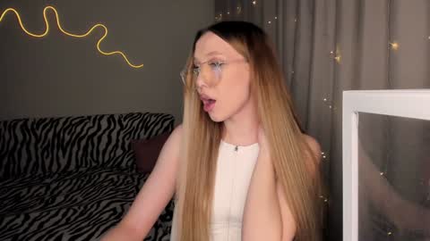 Snapshot of neyrmina chatting on 5, 12, 2024 Mina online show from 5, 12, 2024