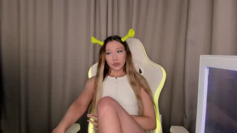 Snapshot of neyrmina chatting on 10, 12, 2024 Mina online show from 10, 12, 2024