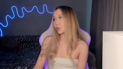 Snapshot of neyrmina chatting on 10, 2, 2025 Mina online show from 10, 2, 2025