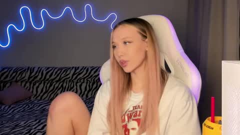 Snapshot of neyrmina chatting on 2, 3, 2025 Mina online show from 2, 3, 2025