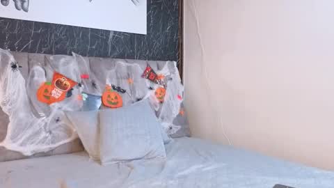 Nicolle  online show from 26, 10, 2025