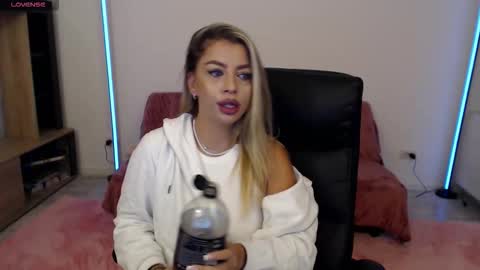 Snapshot of nicole___19 chatting on 4, 10, 2025 Nico online show from 4, 10, 2025