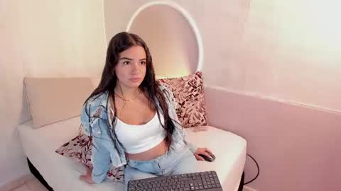 Snapshot of nicolee_blair chatting on 6, 7, 2026 Nicole online show from 6, 7, 2026
