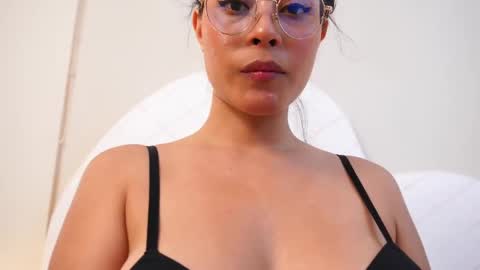 Nicol Flores  GMT-5 1530-2200  online show from 17, 9, 2025