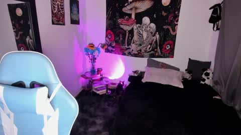 Nicol independent model online show from 5, 2, 2025